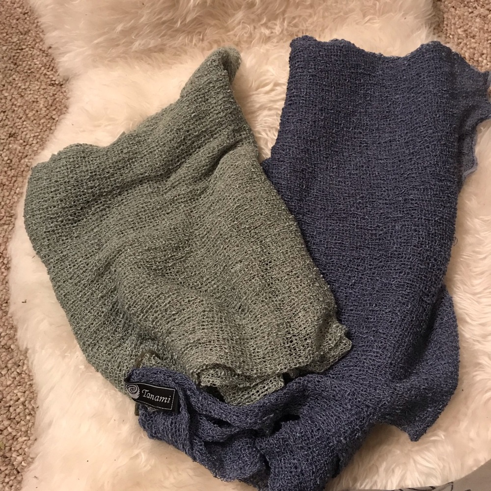 2 of the same color scarves